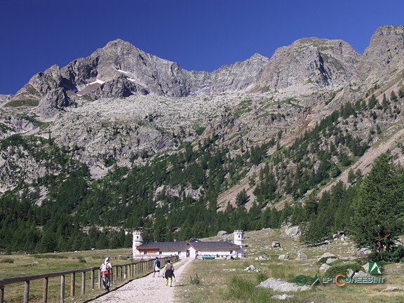 13 - Pian del Valasco; al centro, la Casa Reale di Caccia, ove termina la rotabile ex-militare 451 (2010)