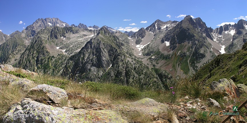 4 - Lo spettacolare panorama che si gode dal sentiero che taglia in costa i fianchi della Valrossa (2010)
