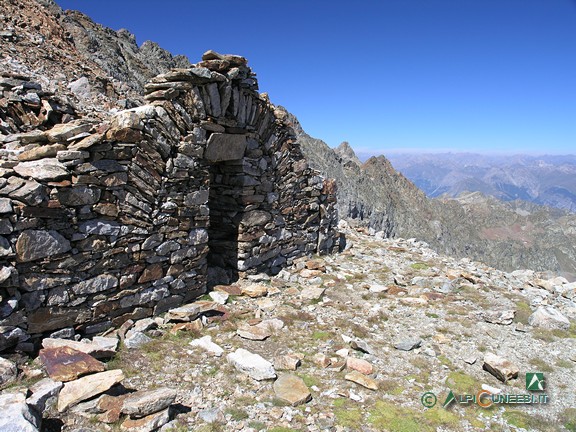 12 - I resti del ricovero militare ottocentesco al Colle di Valmiana (2010)