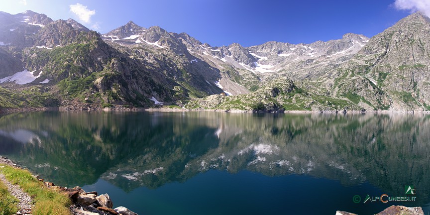 9 - Der Stausee Bacino del Chiotas, in der Mitte die Berghütte Rifugio Genova und das Valle di Brocan (2011)