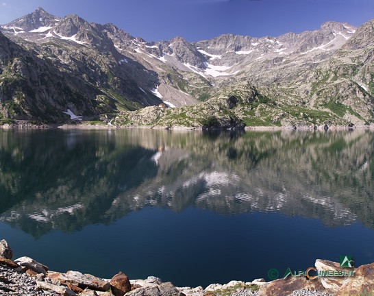 10 - Der Stausee Bacino del Chiotas, in der Mitte die Berghütte Rifugio Genova (2011)