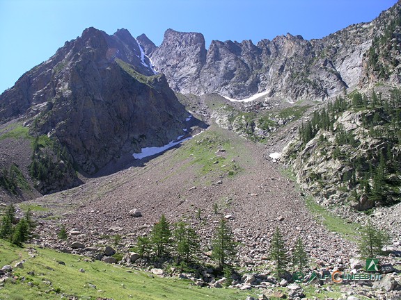 2 - Panorama dai pressi del bivio per il Bivacco Varrone; sullo sfondo al centro il Corno Stella e, poco a sinistra, il Canalone di Lourousa (2011)
