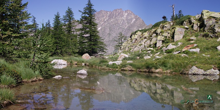 6 - Il Lagarot di Lourousa e, sullo sfondo, il Monte Matto (2011)