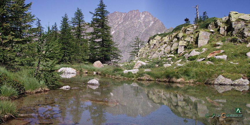 13 - Der Weiher Lagarot di Lourousa und im Hintergrund der Monte Matto (2011)