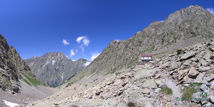 15 - Die Berghütte Rifugio Morelli Buzzi inmitten des Gerölls vom oberen Vallone di Lourousa aus gesehen (2011)