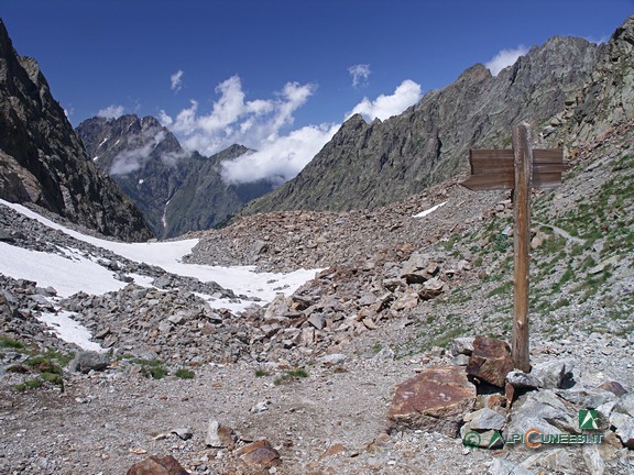 16 - Aussicht auf das Vallone di Lourousa vom Pass Colle del Chiapous; links im Hintergrund der Monte Matto (2011)