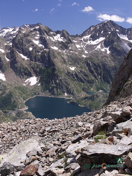 16 - Il Bacino del Chiotas ed il Lago Brocan con in mezzo il Rifugio Genova (2011)