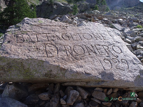 8 - Incisione degli autori dei lavori di recupero, risalenti al 1929, della strada di arroccamento 'Baraccamenti di Valscura - Ricoveri di Fremamorta'  (2011)