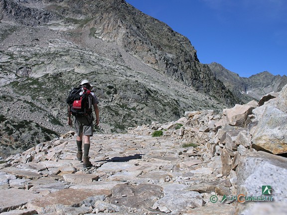 10 - Un tratto lastricato della mulattiera ex militare nell'alta Val Morta (2011)
