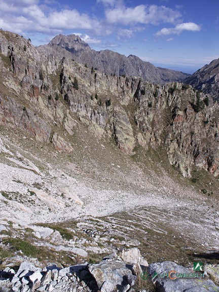 2 - Le innumerevoli svolte sul pendio detritico; il Monte Matto spunta sullo sfondo (2011)