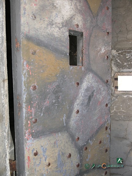 17 - La porta della caponiera, ancora con la colorazione mimetica originale, della Casermetta difensiva Cima di Fremamorta (2011)
