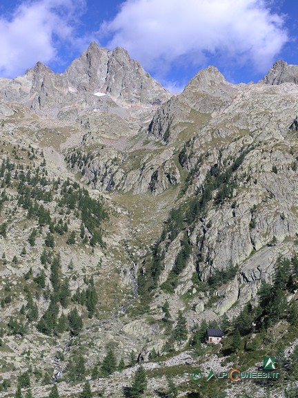 9 - La Cima di Nasta e, in basso a destra, il Rifugio Regina Elena dal sentiero per il Lago mediano di Fremamorta (2011)