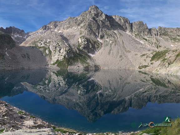 16 - La Testa delle Portette si specchia nel Lago delle Portette (2015)