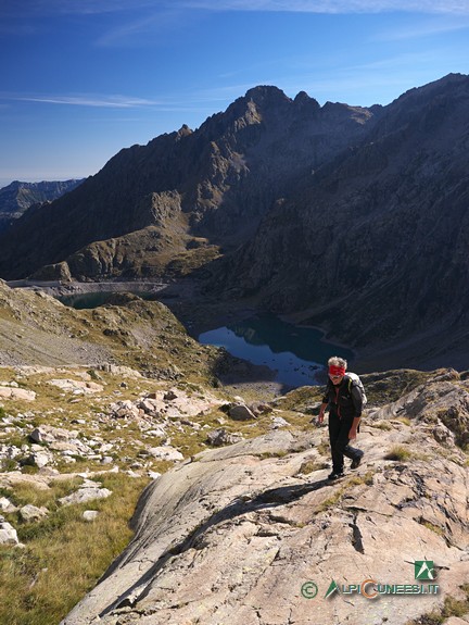 1 - Il tratto tra rocce montonate non lontano dal Rifugio Genova Figari (2015)