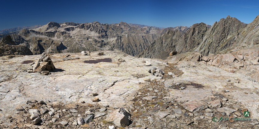 8 - Il pianoro di rocce e detriti nei pressi del Lago di Nasta (2015)