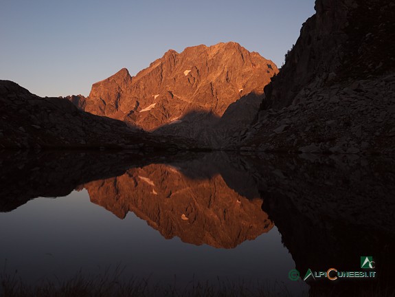 4 - Il Monte Argentera si specchia nel minore dei Laghi soprani di Fremamorta (2019)