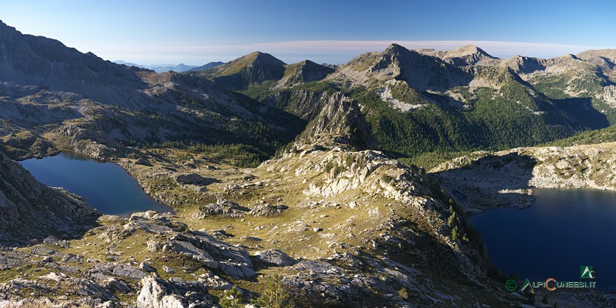 5 - Il crinale che separe i Lacs des Bresses, a sinistra, dal Lac Nègre, a destra; al centro, il Caïre Pounchu (2019)