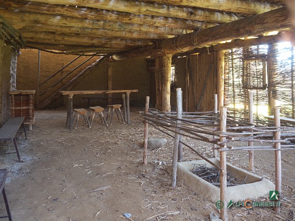 16 - L'interno della grossa capanna al Parco archeologico di Valdieri (2021)