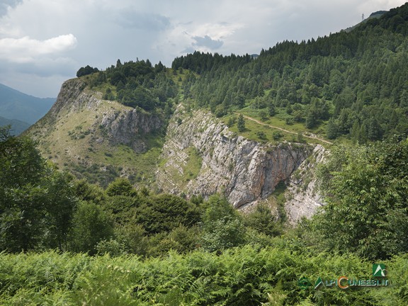 3 - Panorama sul colletto che ospita i ruderi dei Tetti Stramondin (2021)