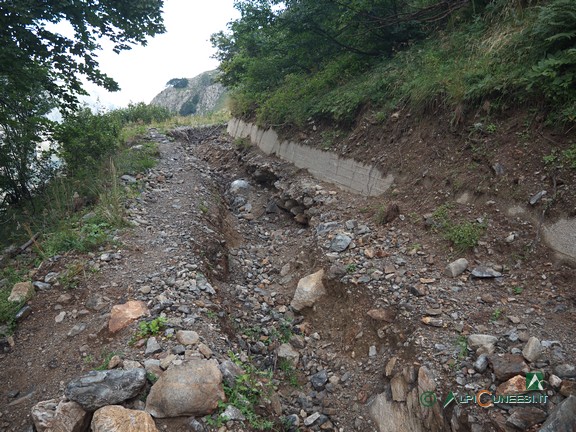 5 - La vecchia strada dell'ENEL erosa dopo forti piogge (2024) 5 - La vecchia strada dell'ENEL erosa dopo forti piogge (2024)