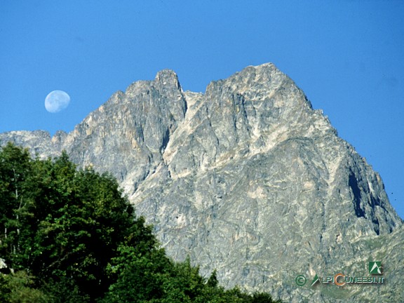 1 - La luna fa capolino dietro al Monte Matto, visto da est dai pressi della Capanna Sociale Barbero (1997)