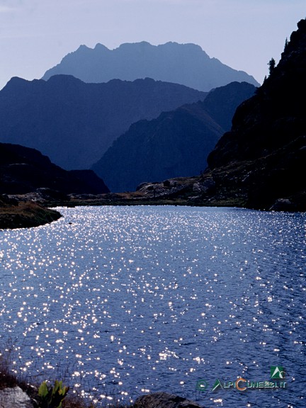 1 - Il Lago inferiore di Valscura. Sullo sfondo il Massiccio dell'Argentera, versante O (1998)