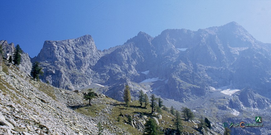 1 - Il Vallone dell'Argentera dal sentiero per il Rifugio Bozano. Sullo sfondo la Serra dell'Argentera (2002)