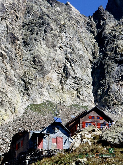 2 - Quel che resta del vecchio Rifugio Bozano, davanti al nuovo (2002)