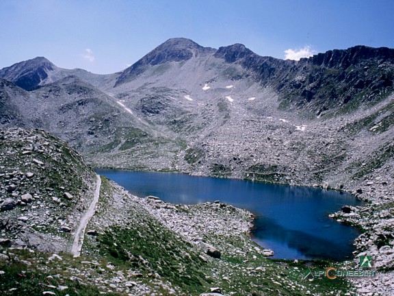 3 - Il maggiore dei due Laghi soprani di Fremamorta. Sulla sinistra in alto, il Colle di Fremamorta (2003)