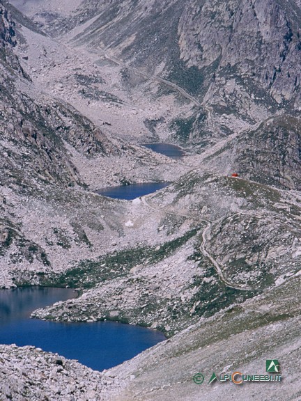 5 - I Laghi di Fremamorta dal sentiero che sale al Colle di Fremamorta. La macchietta arancione sulla destra è il Bivacco Guiglia (2003)