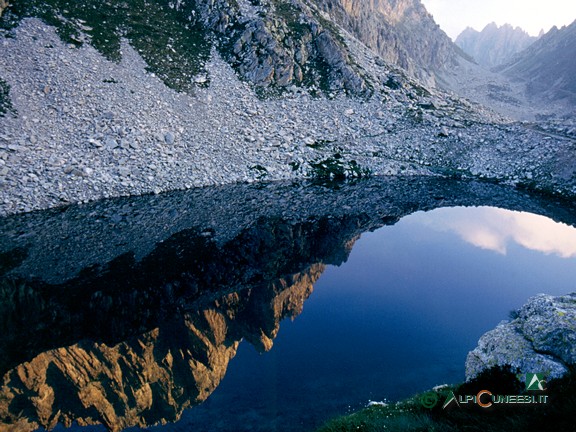 2 - Il Lago mediano di Fremamorta. In alto a destra il Colletto del Valasco (2003)