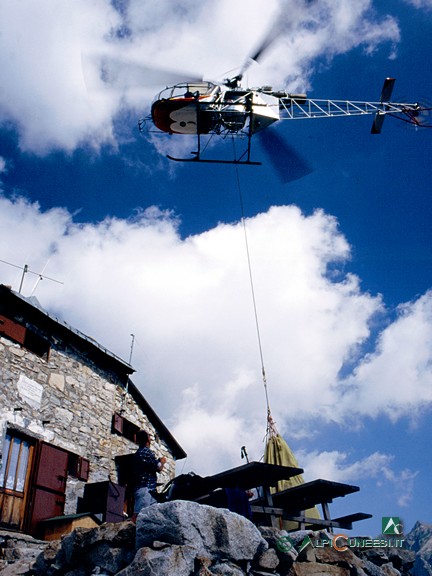 7 - Rifornimento di viveri al Rifugio Questa (2003)