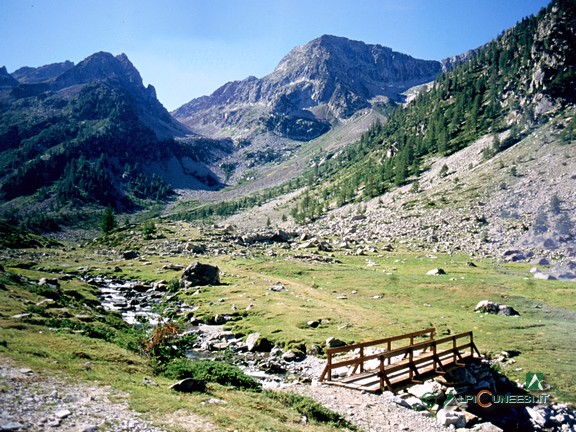 1 - Pian della Casa del Re. Sullo sfondo il vallone che porta al Colle di Ciriegia, chiusa tra la Cima di Ciriegia a sinistra, e la Cima di Leccia a destra (2004)
