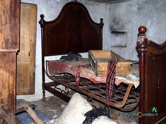 10 - Stanza da letto: a fianco del letto, annerita, la nicchia per la lampada (2005)
