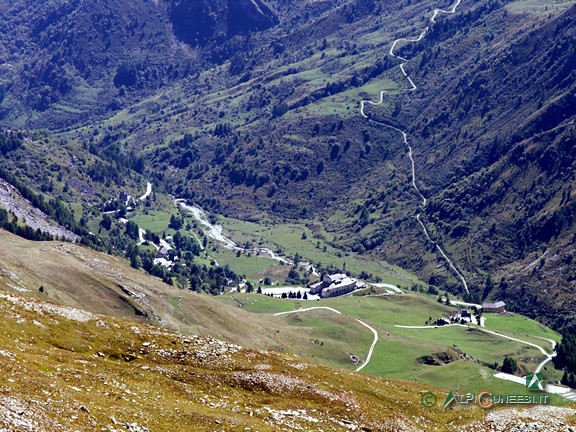 6 - I pascoli attorno al Santuario di San Magno, dalla vetta del Monte Tibert (2005)