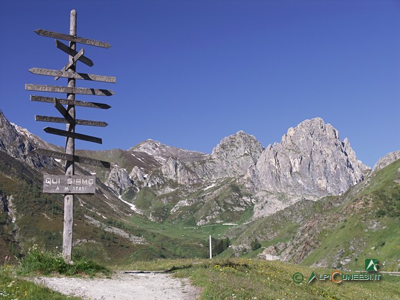 3 - Un eterogeneo cartello fornisce le più svariate indicazioni... di sicuro, sulla destra svetta la Rocca Parvo (2006)