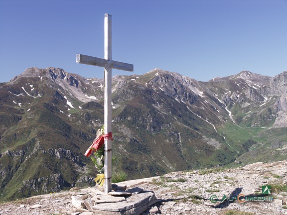 5 - In vetta al Monte Crosetta. A sinistra della croce, il Monte Viribianc, a destra il Monte Viridio (2006)