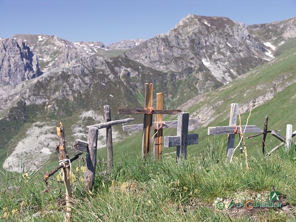 7 - Le piccole croci in legno al Passo Crosetta (2006)