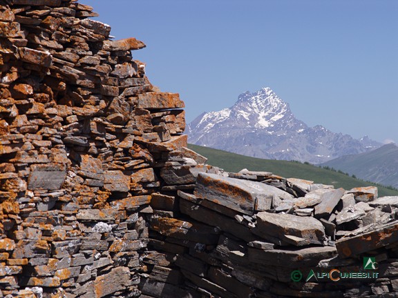 9 - Il Monviso assiste impietoso alla rovina della Grange Serre (2006)