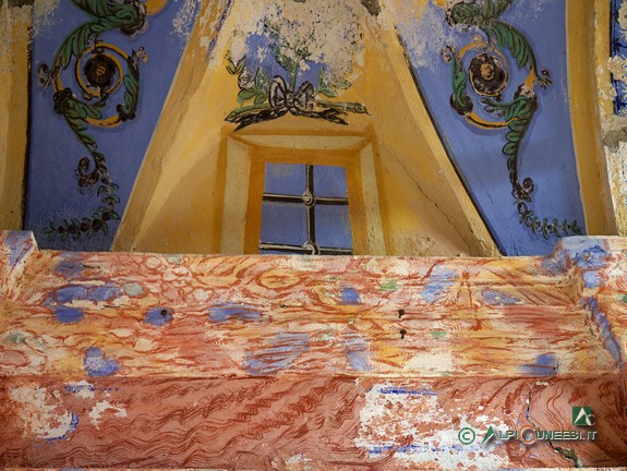12 - Chiesa di Cauri, particolare degli affreschi su una parete non ancora crollata (2013)