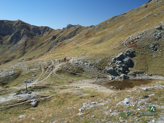 3 - Il poggio, con il minuscolo laghetto, ai piedi del Colle Intersile (2019)