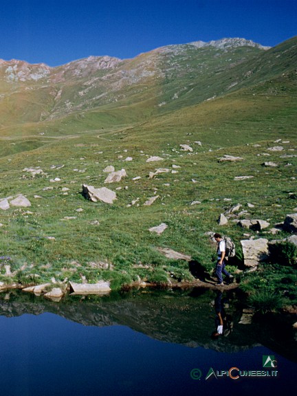 1 - Il minuscolo laghetto che si incontra poco a monte del Gias Sibolet (2004)