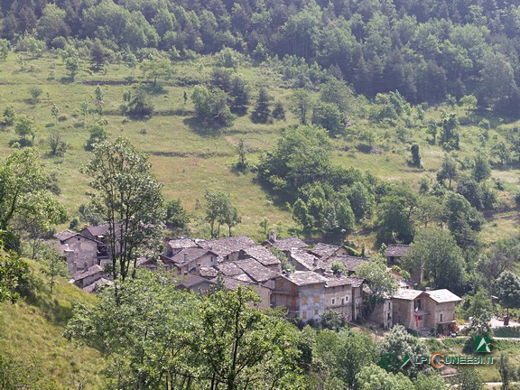 7 - Camoglieres: sopra al paese si riconoscono i resti dei terrazzamenti (2005)