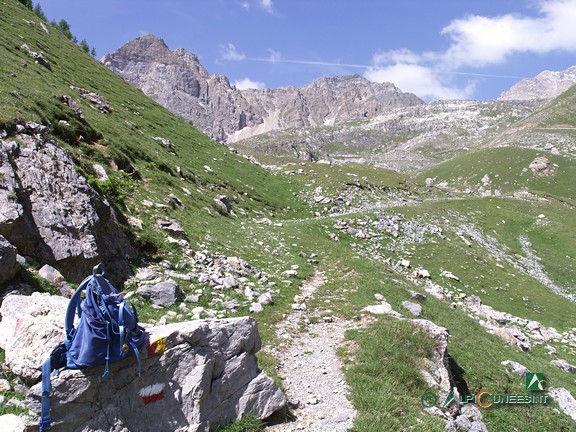 3 - L'imbocco del Vallonasso del Sautron meridionale. Tra i due, nascosto, il Colle del Sautron (2005)