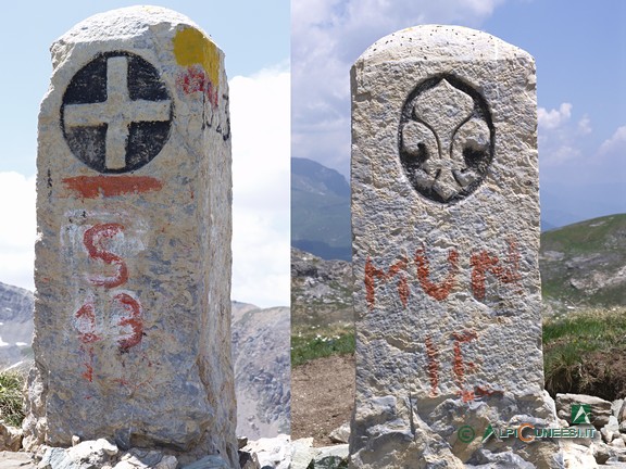 10 - Il termine di confine n.61 sul Colle delle Munie, datato 1823; sul lato italiano, la 'Croce Sabauda' e, sul lato francese, il 'Giglio di Francia' (2005)