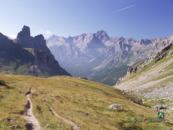 2 - Panorama verso valle dal sentiero; a sinistra, l'inconfondibile sagoma del Gruppo Castello Provenzale (2005)