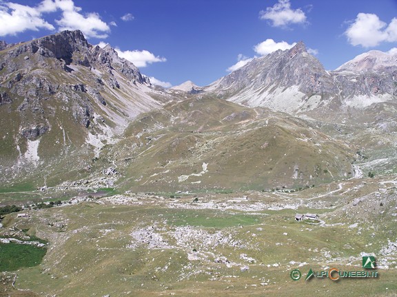7 - La conca pascoliva a monte di Grange Collet. Sullo sfondo, al centro, il Col de Maurin (2005)