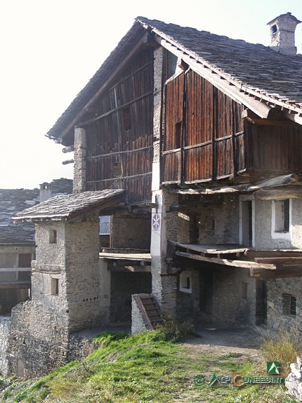 11 - Borgata Serre, la 'Casa della Meridiana', recentemente ristrutturata, mostra un bel assito in legno a chiudere il fienile (2005)