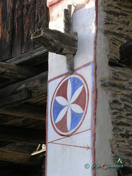 12 - Borgata Serre, la 'Casa della Meridiana', particolare della decorazione del pilastro  (2005)