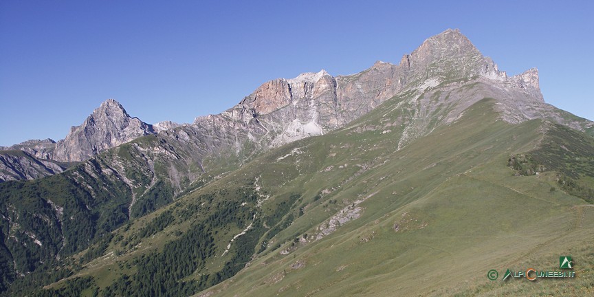 1 - Il Pelvo d'Elva a destra, e il Monte Chersogno a sinistra, dai pressi del Colle della Bicocca (2007)